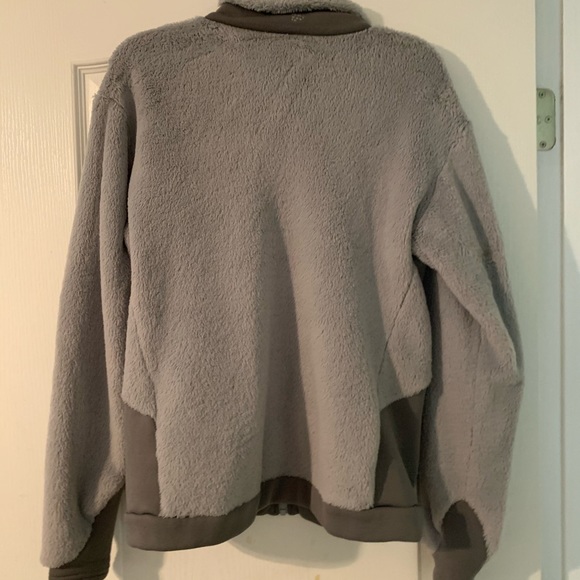 Women’s Mountain Hardwear Fuzzy Jacket - Picture 3 of 5